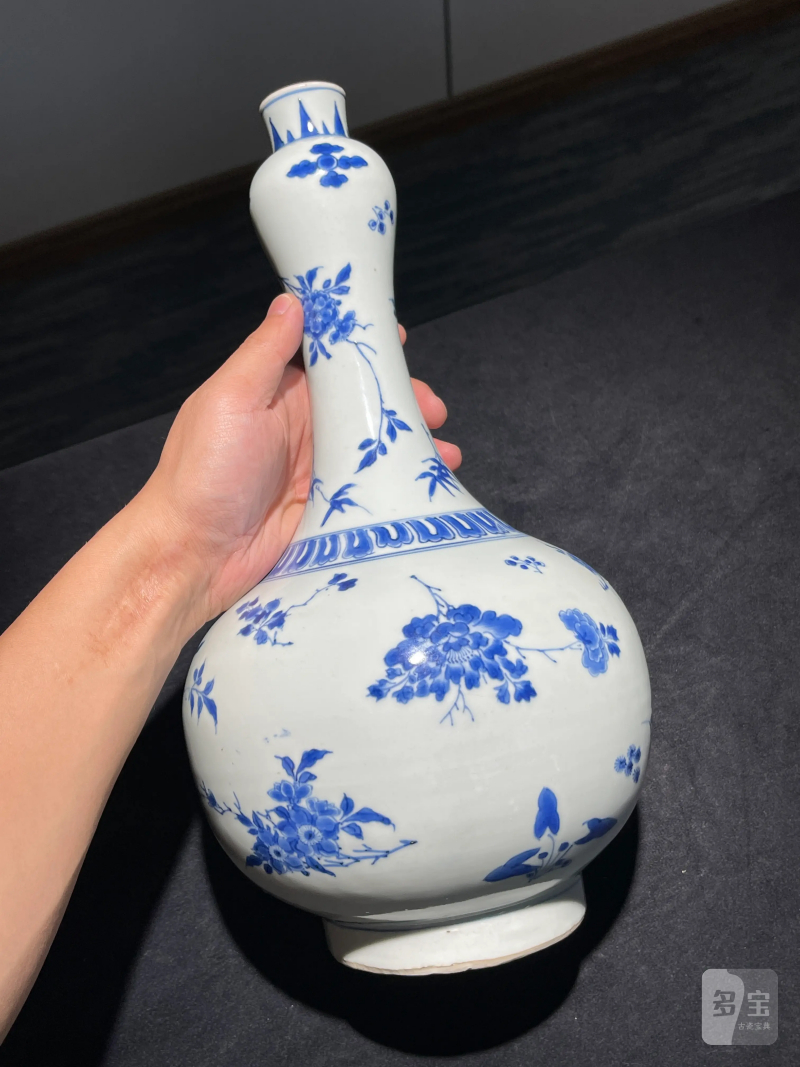 明崇祯 青花折枝花卉纹蒜头瓶 - 图3